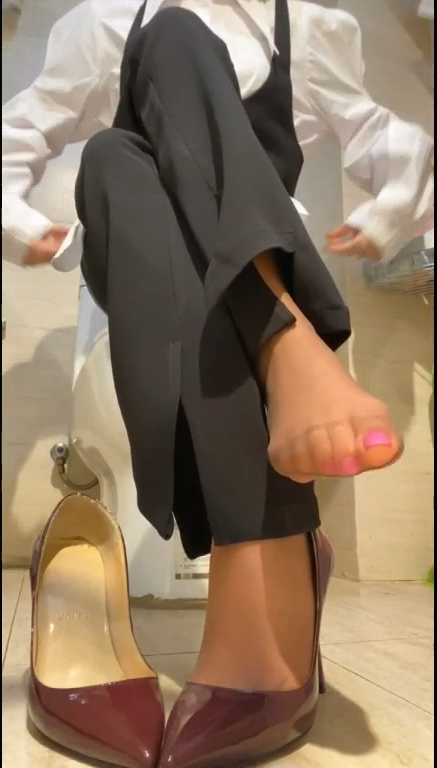 【自打包】自购-足控精品-易直播miumiu未流出美足淫语自慰小合集-狐狸面具+正装,原版水印(3V,440M)