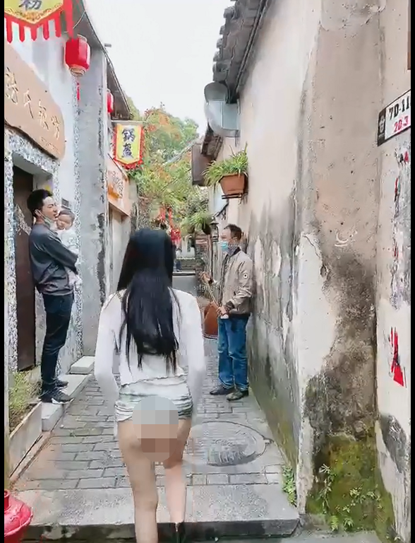 【自打包】推特露出天花板-luna000yu-各种人前露出 2(16V,467M)
