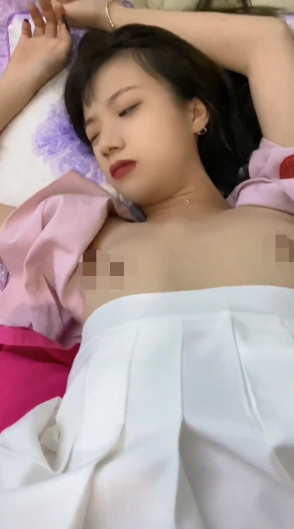 【自打包】窈窕美少女-小桃酱-从清纯到荡妇的过程(24V,1.11G)