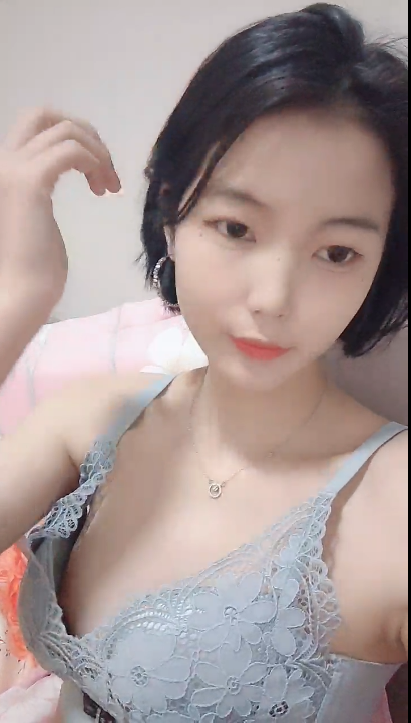 相貌清纯的新人贫乳妹子,模特身材黑丝大长腿!1V 400MB
