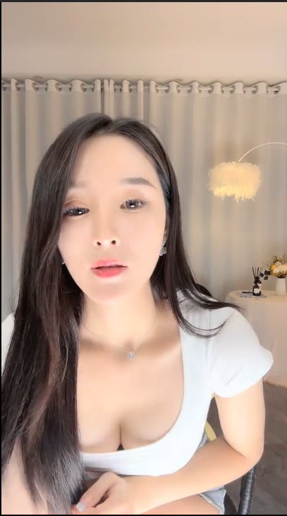长腿超级甜美御姐上线自慰,腿型很美 露点极高!1V 460MB