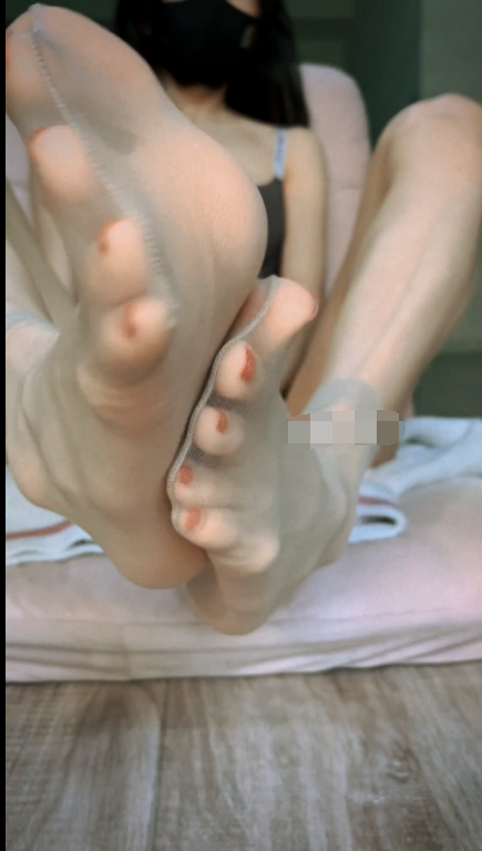 足控精品-推特美足依依-黑色内衣(1V,414M)