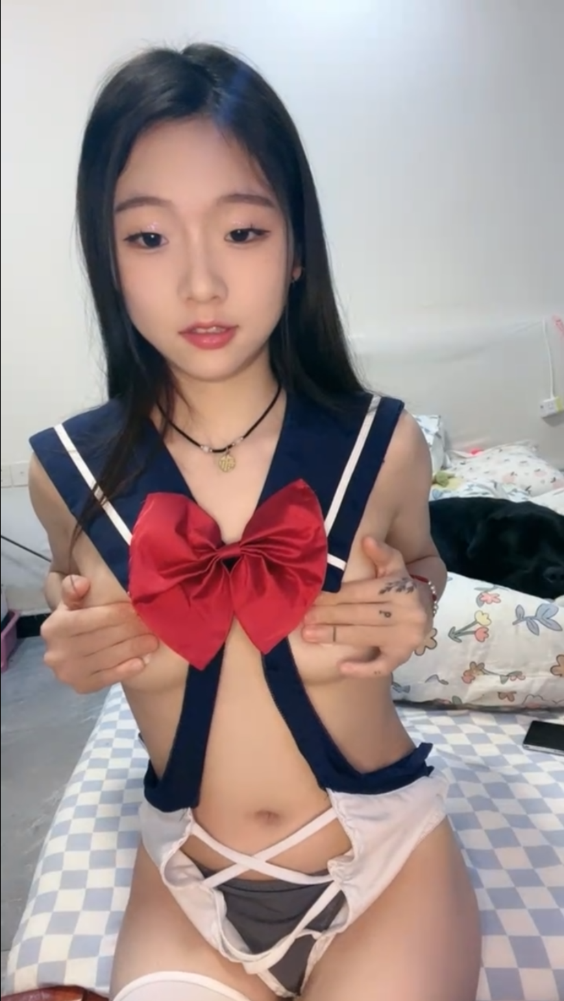 纯欲系青春美少女,情趣装白丝袜,假屌插穴!1V 585MB