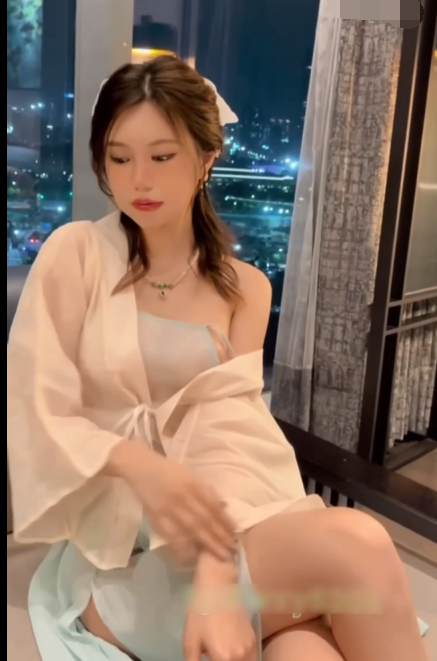 秀人人气嫩模-绮里嘉-新私拍-古风肚兜（2V,546M）