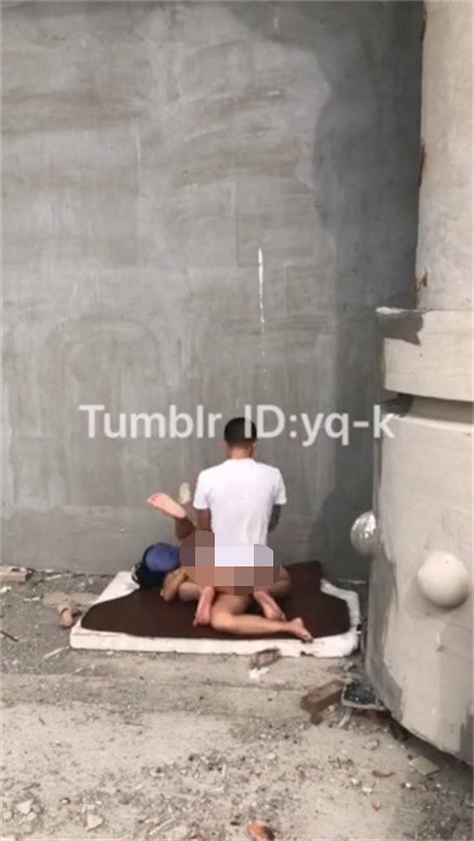 推特绿帽大神YQ未流出新作-把骚货老婆绑到景区石洞找几个单男挨个操  929M