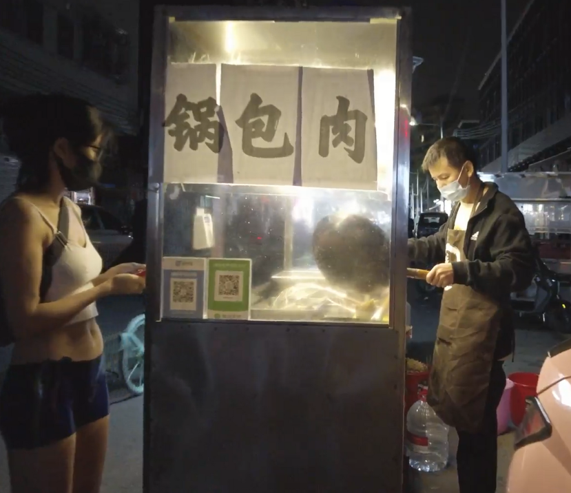 露出女神-小k-金主定制-彩绘服装夜晚街头裸行(1V,1.33G)