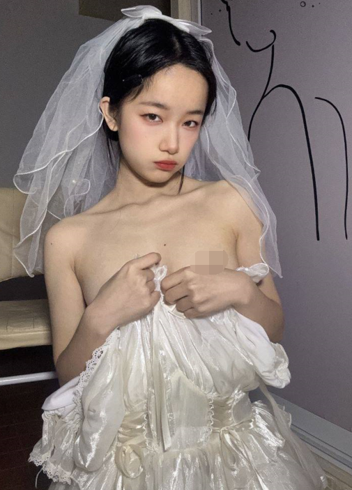 极品反差女大生04年清纯露脸小姐姐【胡椒籽】最新完整视图,金主定制各种COS裸体骚舞大号道具紫薇脸逼同框