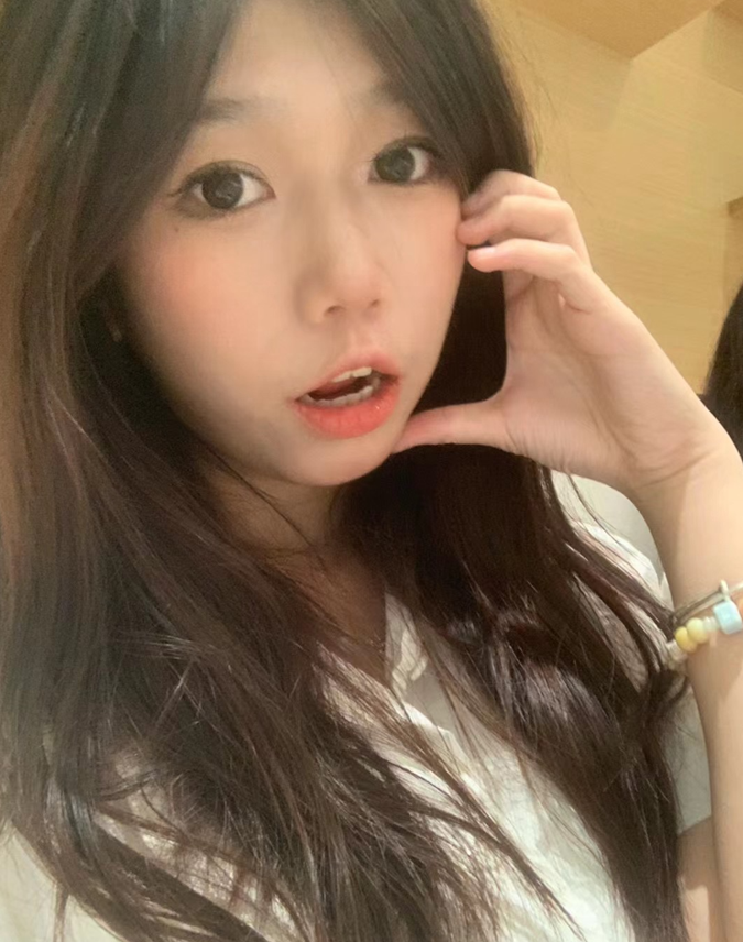 露脸清纯反差婊『欢欢』清纯淫荡切换只在一瞬间,看似清纯背后是个渴望被大鸡巴灌满骚穴的反差婊母狗 口舌特写