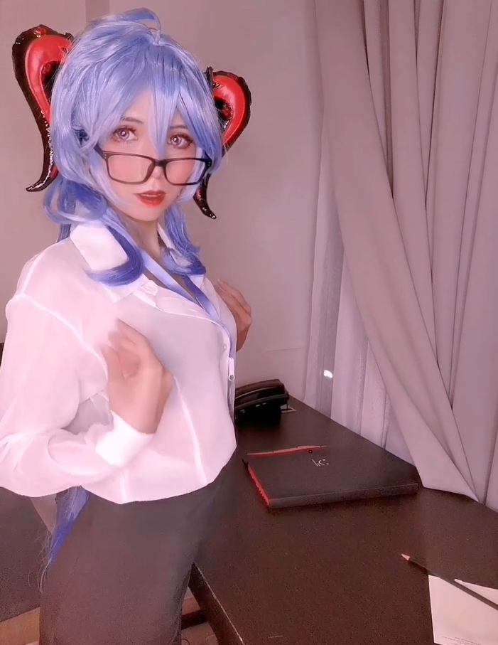 Onlyfans福利姬cos秘书OL甘雨，在办公桌上中出内射 【1V184M】