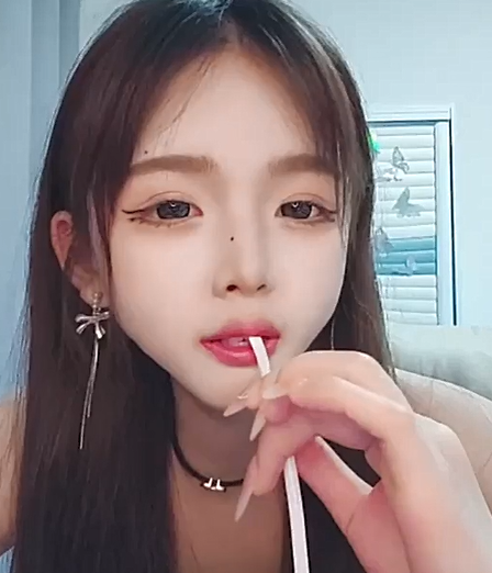 -高颜值白富美,抖音网红女神【小馋猫】还是下海了,美到爆究极反差,诱人裸舞,脸穴同框自慰喷水