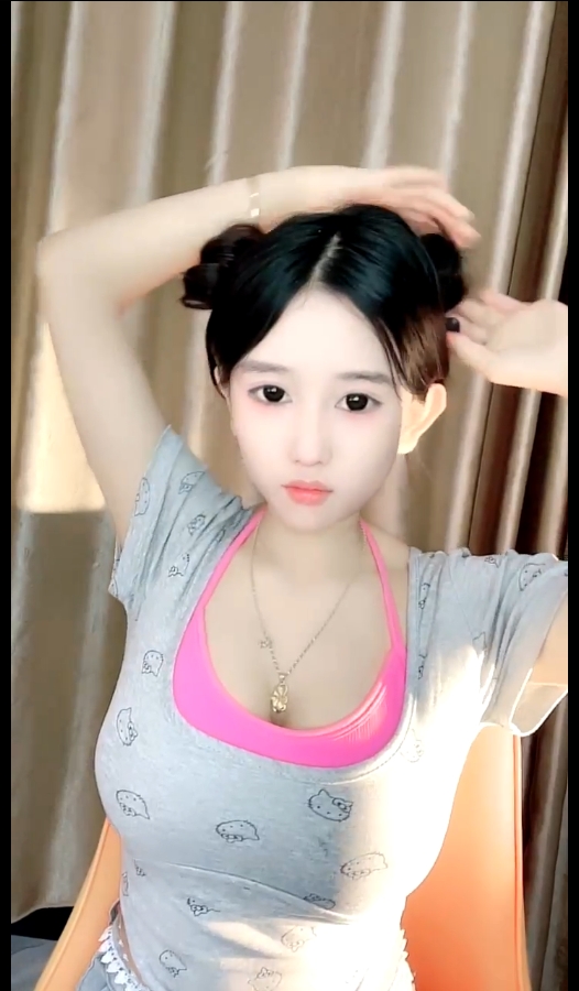 220 最新流出，笑容甜美，高端精致女神【18岁昆明女模】大尺度福利第二季，白皙无毛粉屄傲人双峰，道具自慰喷水 3v