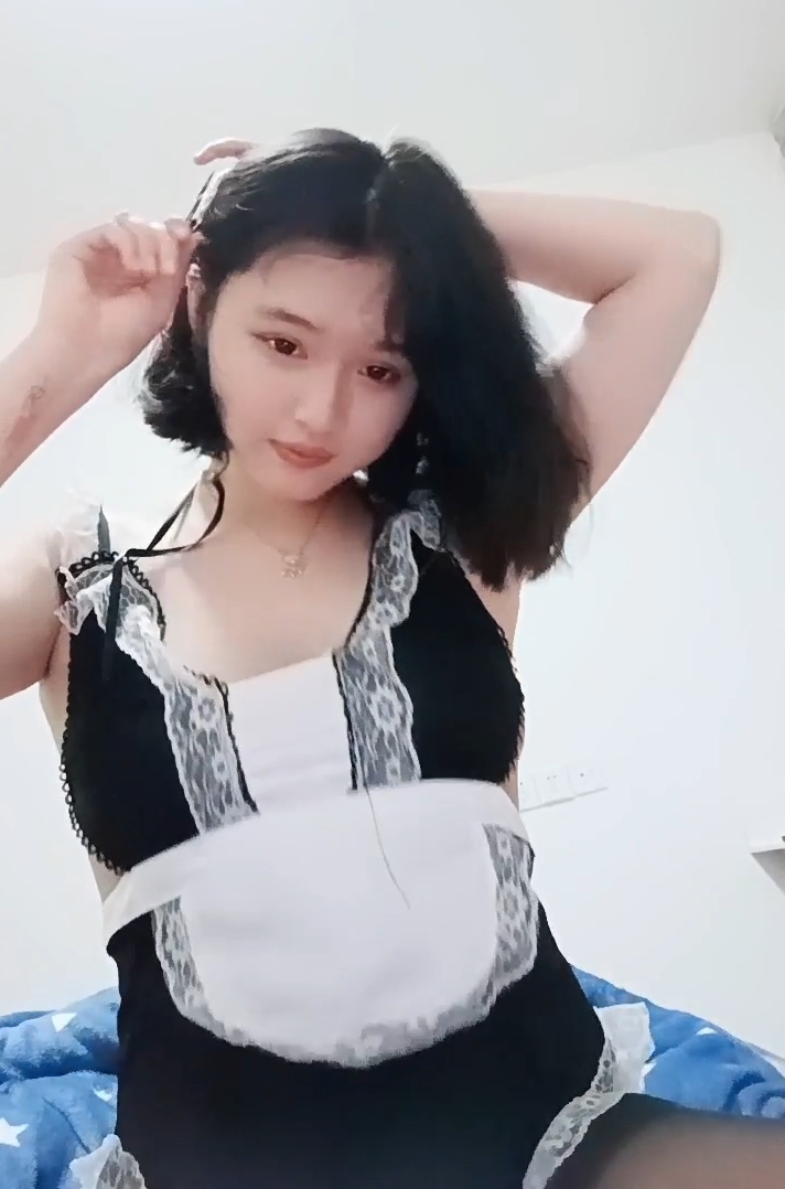 377  【乔乔爱洗澡】短发靓妹 深喉吃鸡巴 舔脚趾 足交 无套多体位暴力抽插