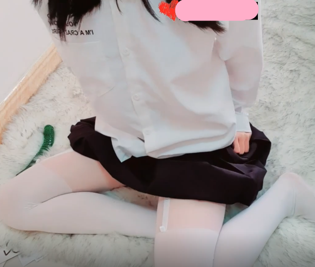 白丝连裤袜，黑色百褶裙，白衬衫诱惑，水晶黄瓜道具插逼自慰，M腿姿势，道具整根插进去  1V313M百度盘
