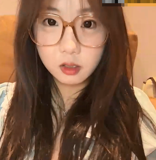 stripchat平台的人气女神,19岁学生妹,【Olivia】,童颜巨乳,高潮狂喷水,跟个水龙头一样,震撼刺激,屌爆了!
