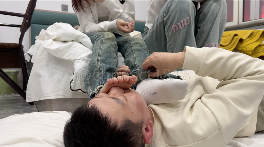 表姐调教足控男奴初体验