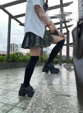 3255 JK小母狗+反差研究生【adora】户外跳蛋喷水，生怕被发现