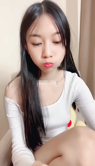 3660 新人，19岁四川小美女，【萱妹妹】，清纯反差，闺房中大尺度自慰，黑丝美腿，小穴白浆直流，呻吟声销魂！