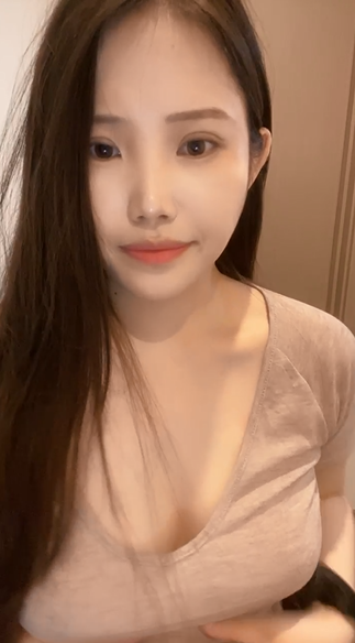 G奶美女【月亮北北】脸穴同框道具自慰喷水,无毛饱满的私密处太诱惑了