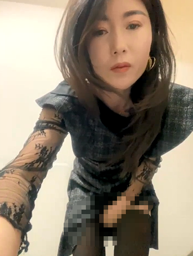 极品白虎熟女【sunny-520】脸穴同框深情投入,楼道自慰喷水