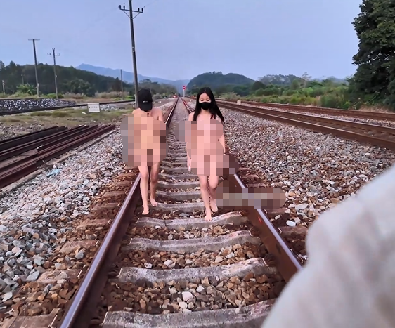 【cikaimoonLiWaynix】,双人全裸户外,非常有艺术感,稻田小溪,高山乡村,吓坏了好几个打牌的老头