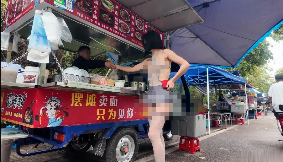 天花板露出狂人【cikaimoon】真空透明薄纱逛地摊,奔驰大哥倒车回来过眼瘾