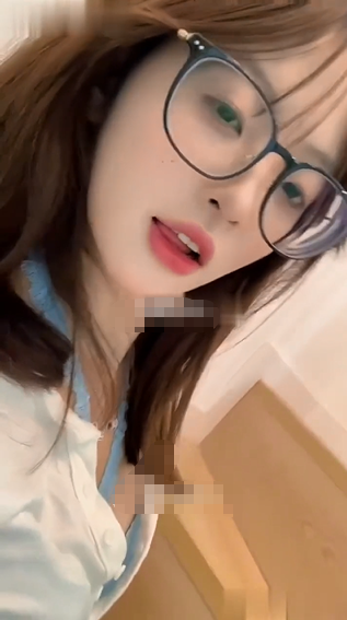 【抖音泄密】,40万粉眼镜顶级美女【小今大王】露点,自摸,掰B特写,反差感强,少女身材超诱人!