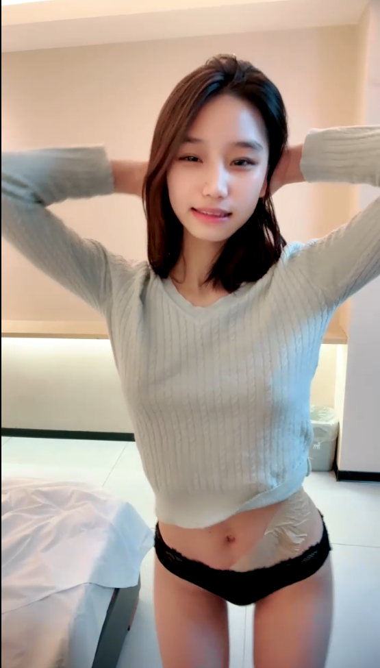 顶级反差 乖乖女 细皮嫩肉短发学妹 被男友大鸡巴猛操 骑乘后入侧插 爽死