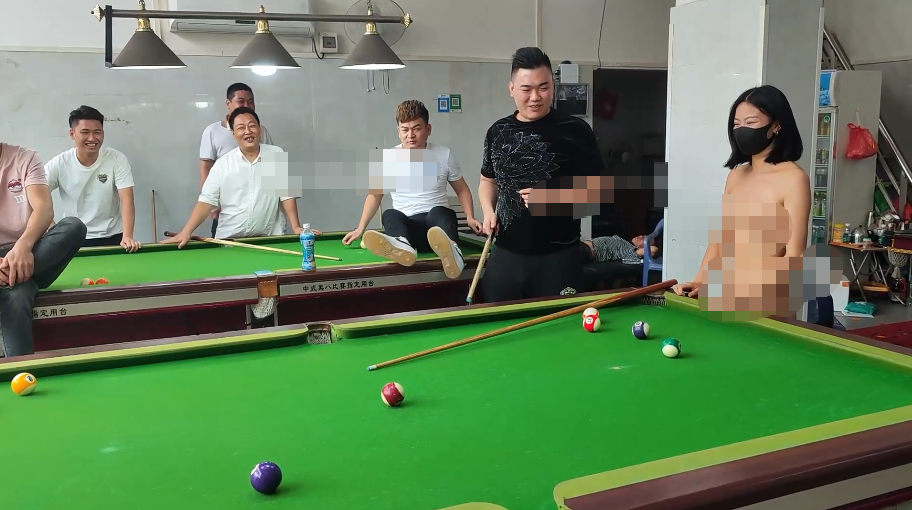 人气露出女神,超大胆,【cikaimoon】,全裸台球厅打球,引一群男人开心围观,兄弟们好想扑上去干她!