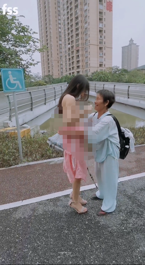 【露出经典】酷爱露出任务调教系列,敢于全裸穿行于闹市街区玩真实任务「冯珊珊」《公园全裸搭讪奶奶》
