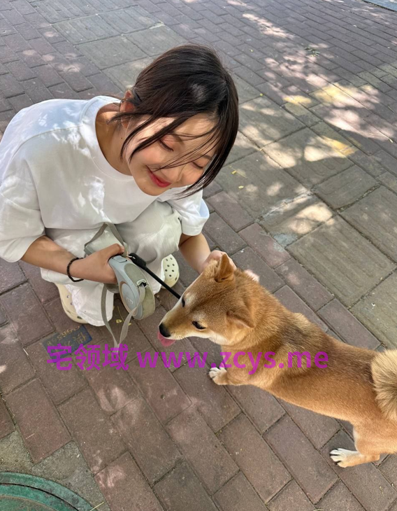 恩施酒店反差长发妹戴上乳夹就忍不住上位猛摇，铃铃铛响个不停她叫着长发及腰了快来干死我吧小母狗5p18v825m