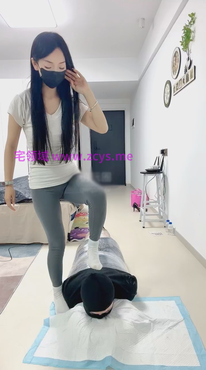 悄玩圈酹月-260904 健身女神踩踏保鲜膜全包【1V】【546MB百度云】
