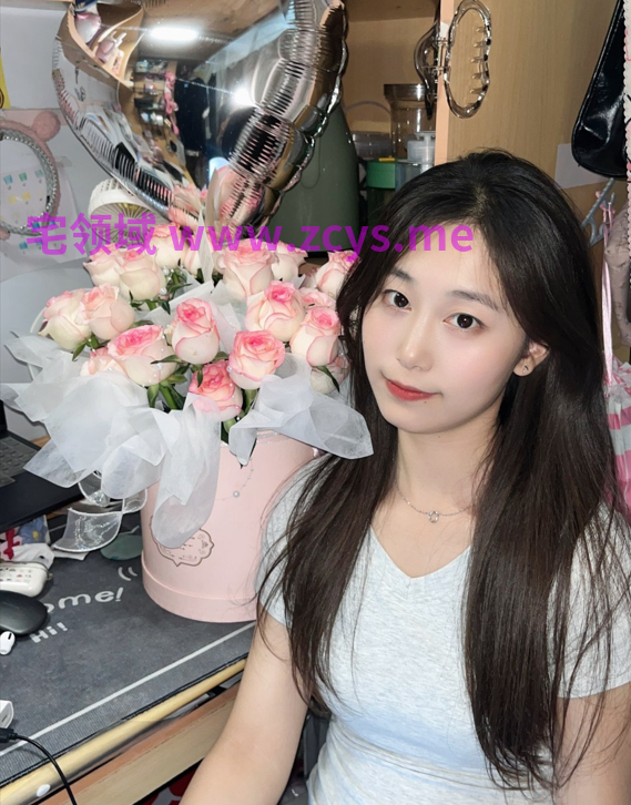 长发甜美眼镜纯情小姐姐露脸啪啪性爱自拍，生活照与吃鸡视频对比好反差6v6p744m