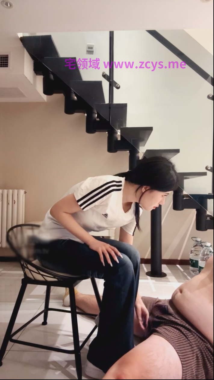 悄玩圈依依-260923 舔脏鞋连环暴力踢裆【1V】【524MB百度云】