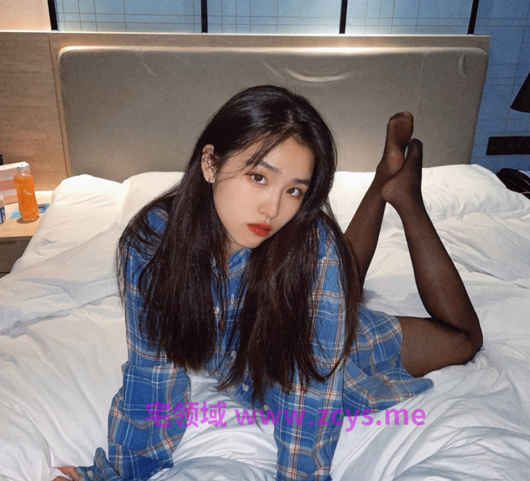云南高颜值美女清纯笑脸 晚上吊带小背心被从后面按着腰狂插 圆润挺翘的蜜桃臀被拍得一颤一颤28p19v505m
